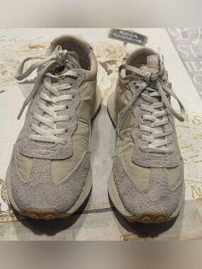 Women's Seavee Acorn Trainer Size 7 Excellent Condition